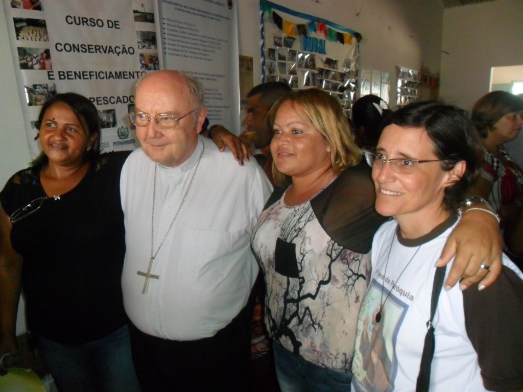 Dom José Haring Ofm com pescadoras artesanais