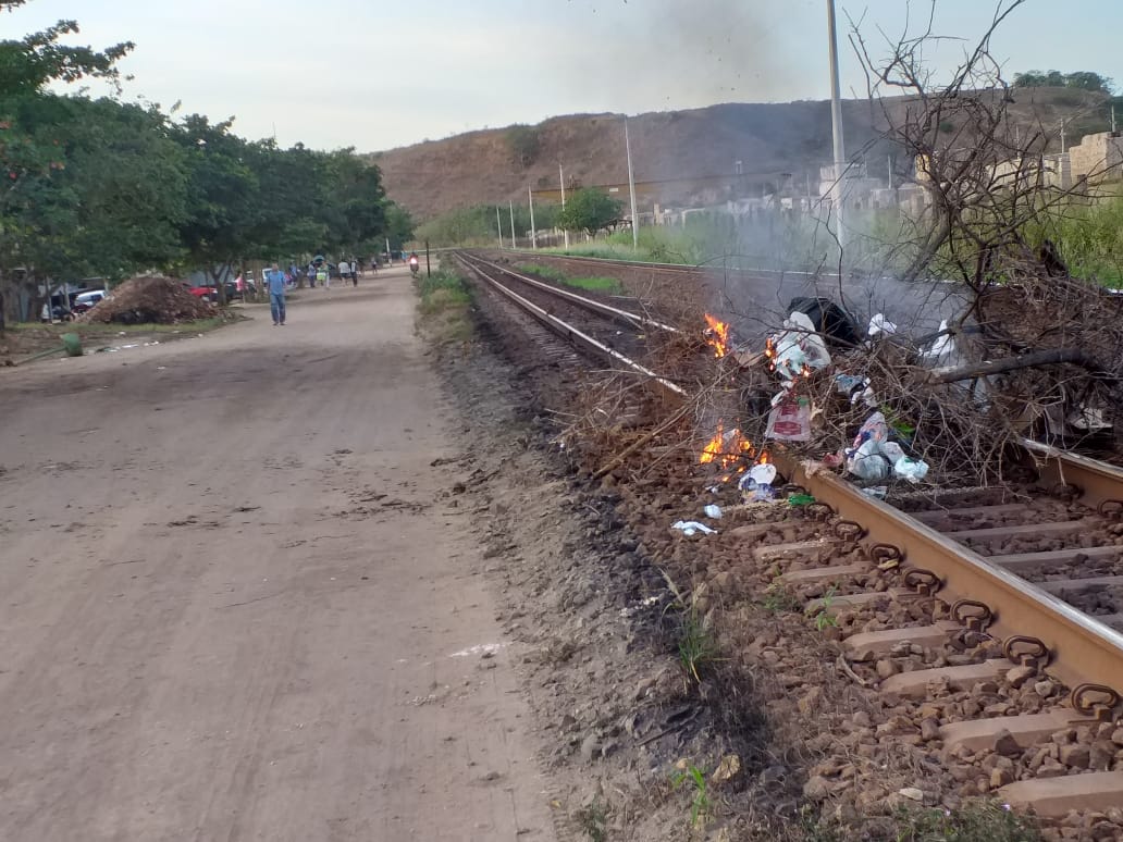 Manifestantes bloqueiam Estrada de Ferro Vitória-Minas