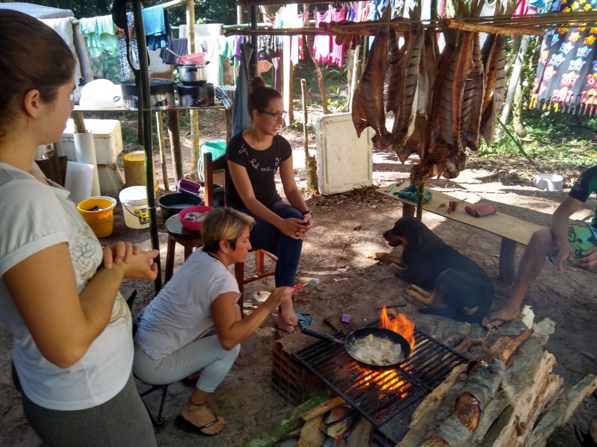 Comunidade preparando o peixe no fumeiro