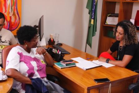 Marisqueira Gilsa Silva falando sobre a campanha com a assessora parlamentar Juliana de Sá.