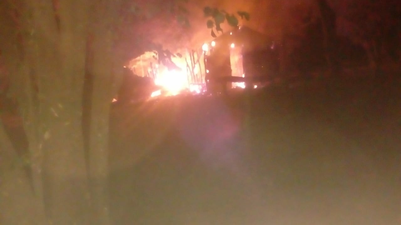 Casa de pescador incendiada em MG Casa de pescador incendiada em MG