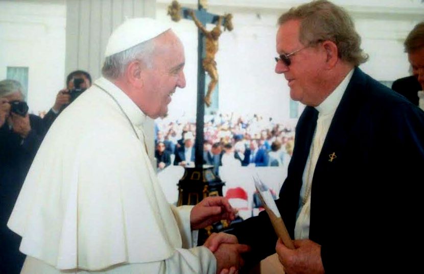 Dom Guilherme cumprimenta o Papa segurando o dvd com o documentário a ser entregue