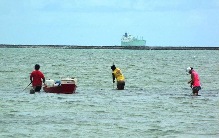Pescadoras Porto de Suape - Foto: Méle Dornelas Pescadoras Porto de Suape - Foto: Méle Dornelas