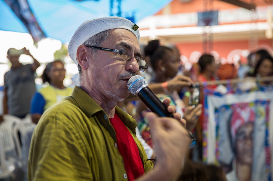 Zé Vicente canta e conduz o momento místico| Foto: Thomas Bauer