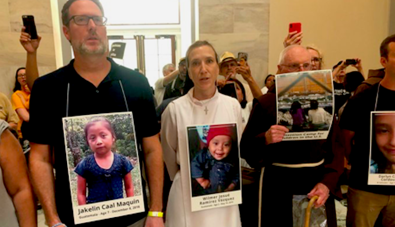 Protesto de religiosos no Senado americano contra a política anti-migratória do governo Trump