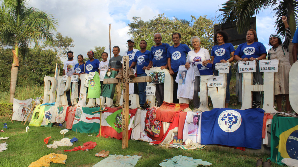 Visita em solidariedade - letreiro Brumadinho