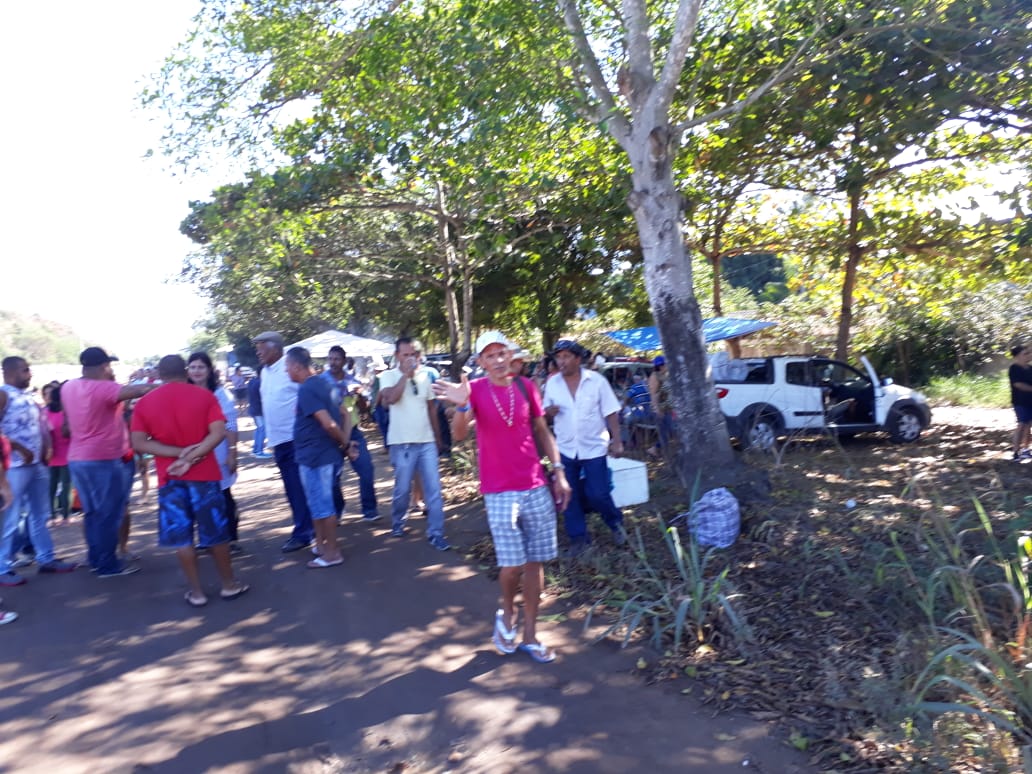 Manifestantes bloqueiam ferrovia